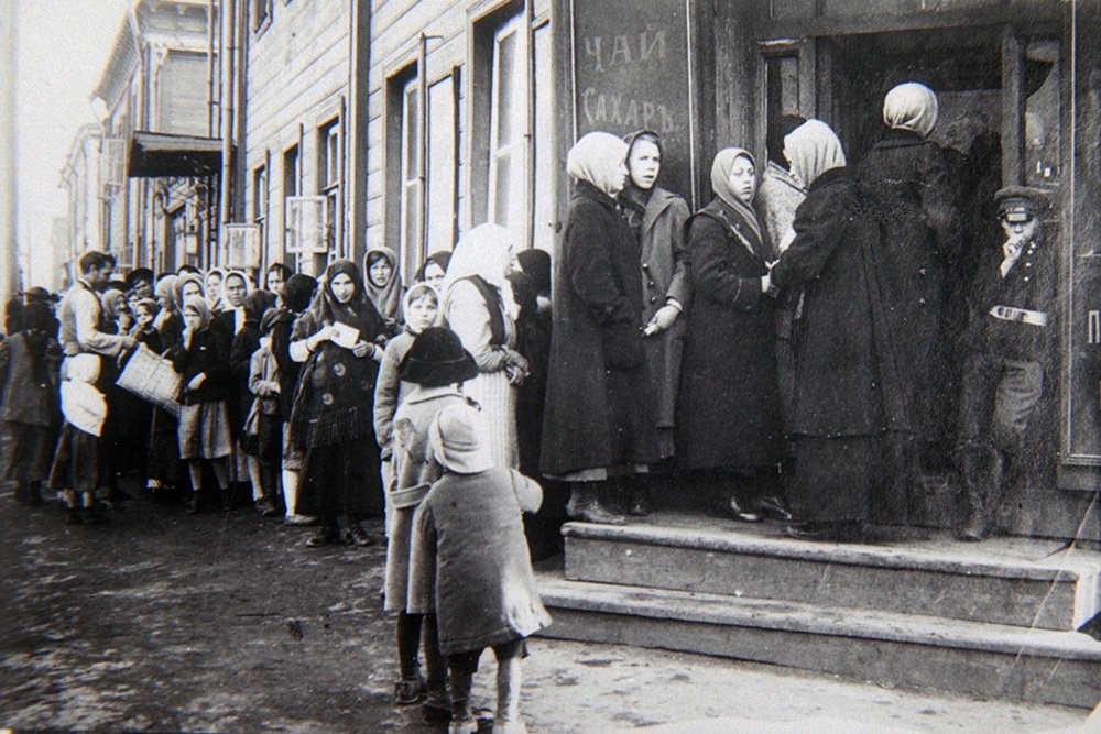 «Хвост» на улицах Петрограда в 1917 году.jpg