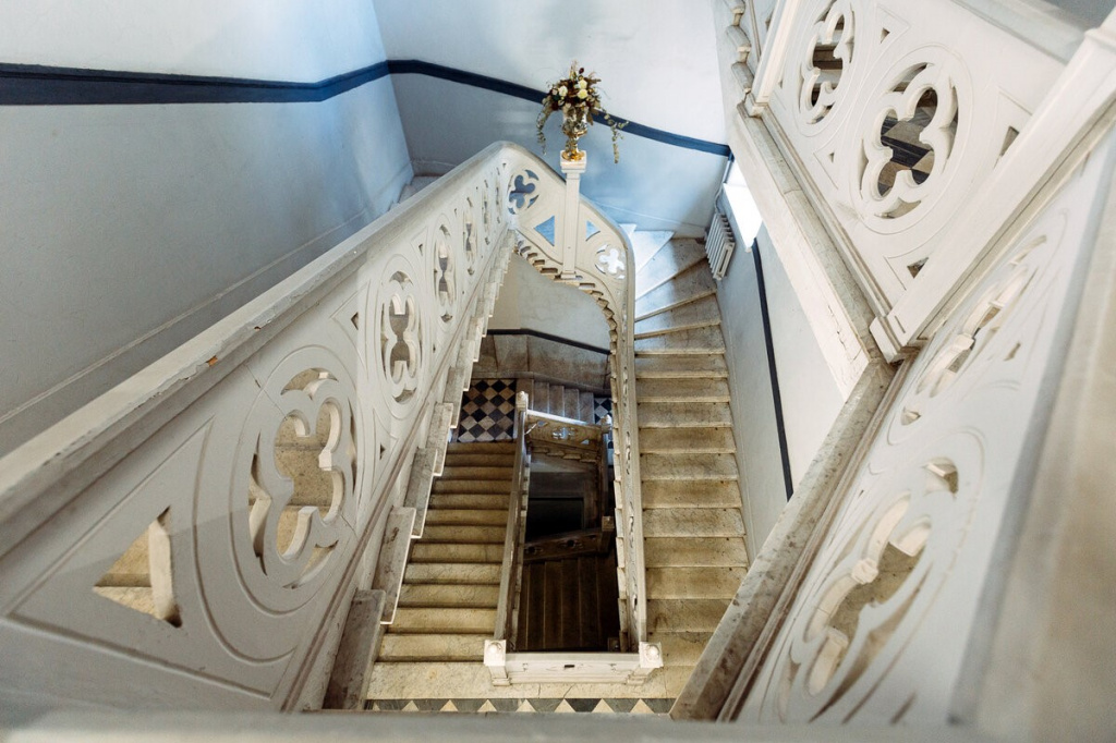 Парадная лестница особняка А.Б. Нейдгарта.jpg