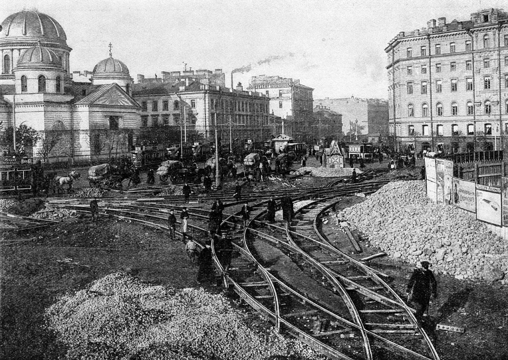 Строительство трамвайной развязки на Знаменской площади.jpg
