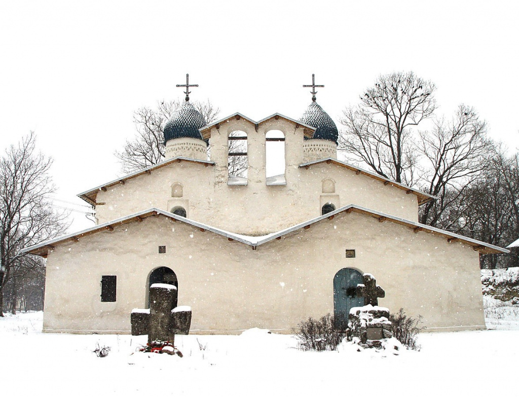 Псков. Церковь Покрова от Пролома. XVI век.jpg