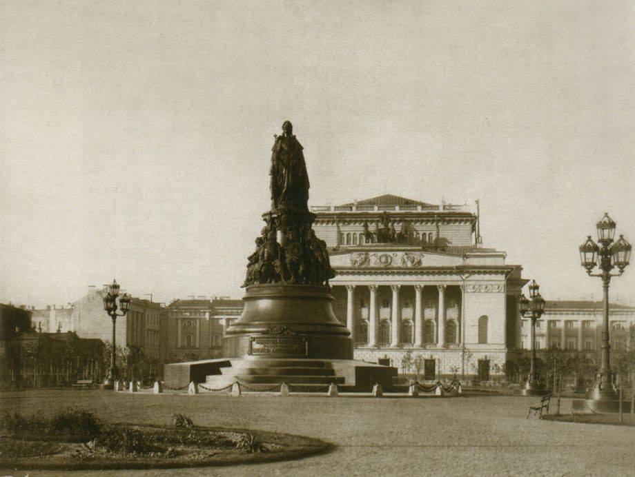 Памятник Екатерине II. Фото 1870-х гг..jpg