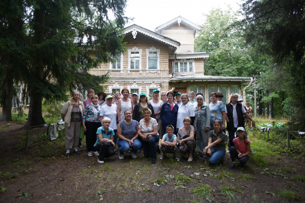 Волонтеры провели субботник на Даче Леснера