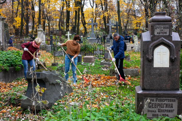 Волонтеры «Открытого города» приняли участие в субботнике на Смоленском кладбище