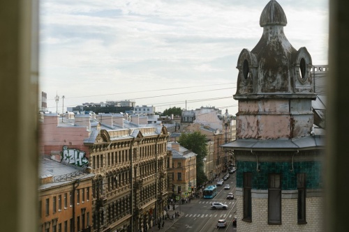 Дома с витражами и башнями