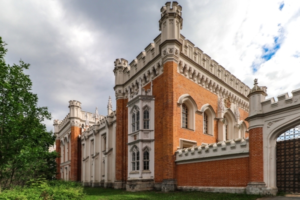 Волонтёры «Открытого города» помогли в благоустройстве Императорских конюшен 