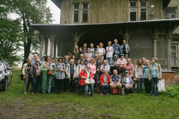 Волонтеры «Открытого города» помогают сохранить объекты культурного наследия в Петергофе