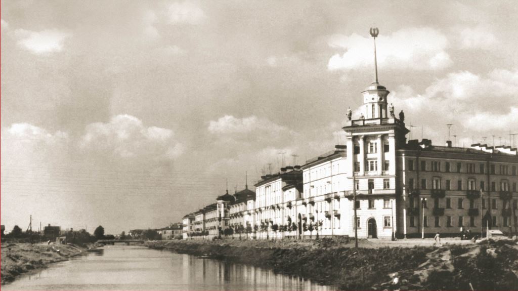 5.Kolpino.-Nab.-Komsomolskogo-kanala.-Dom-so-shpilem.-1954-g.jpg
